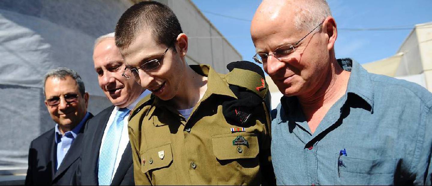 Den israelske soldaten Gilad Shalit kunne omsider sette sine bein på israelsk jord, etter fem år som fange hos Hamas på Gazastripen. Faren Noam (t.h.), statsminister Benjamin Netanyahu og forsvarsminister Ehud Barak møtte 25-åringen på flybasen Tel Nof tirsdag. 