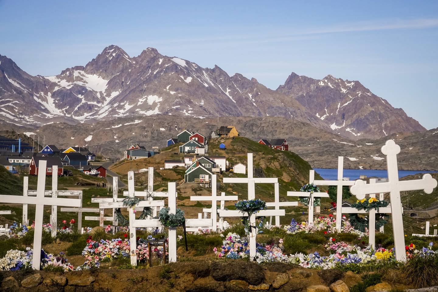 Mengder av trekors og plastblomster på en gravlund i Blomsterdalen utenfor Tasiilaq på Øst-Grønland. Foto: Heiko Junge / NTB