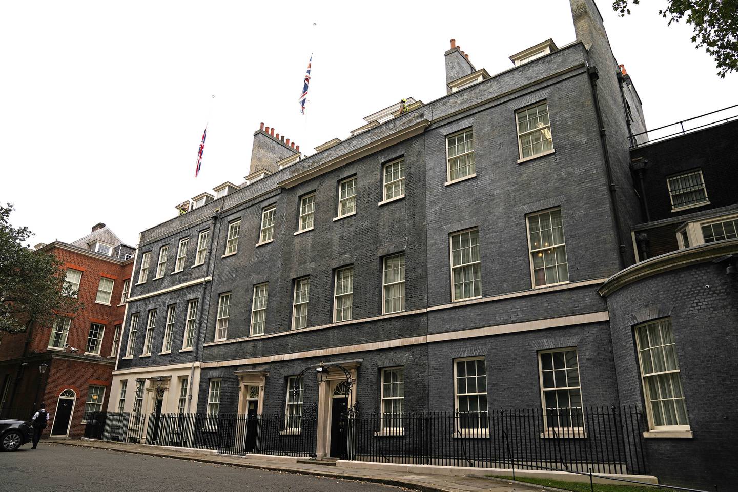Det ble flagget på halv stang på statsministerboligen i Downing Street 10. Foto: AP / NTB