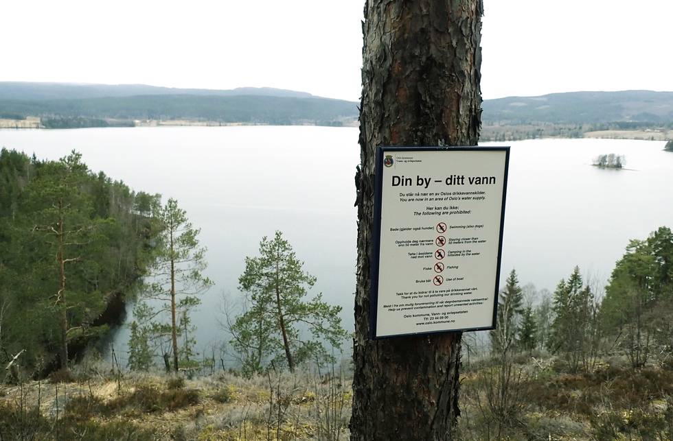 Bildet viser Maridalsvannet i Oslo med et skilt over hva som ikke er lov å gjøre i nærheten av vannet.