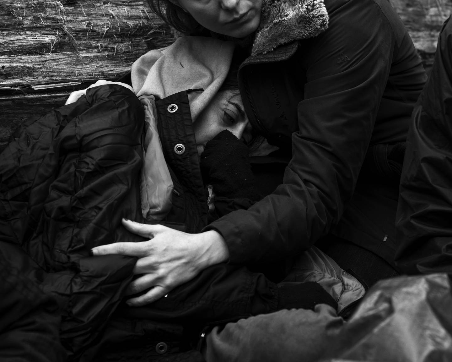 Fra samme aksjon som bildene av den kurdiske familien. Ula holder rundt en kvinne som forteller at mannen hennes ble slått og bitt av hunder på den hviterussiske siden.