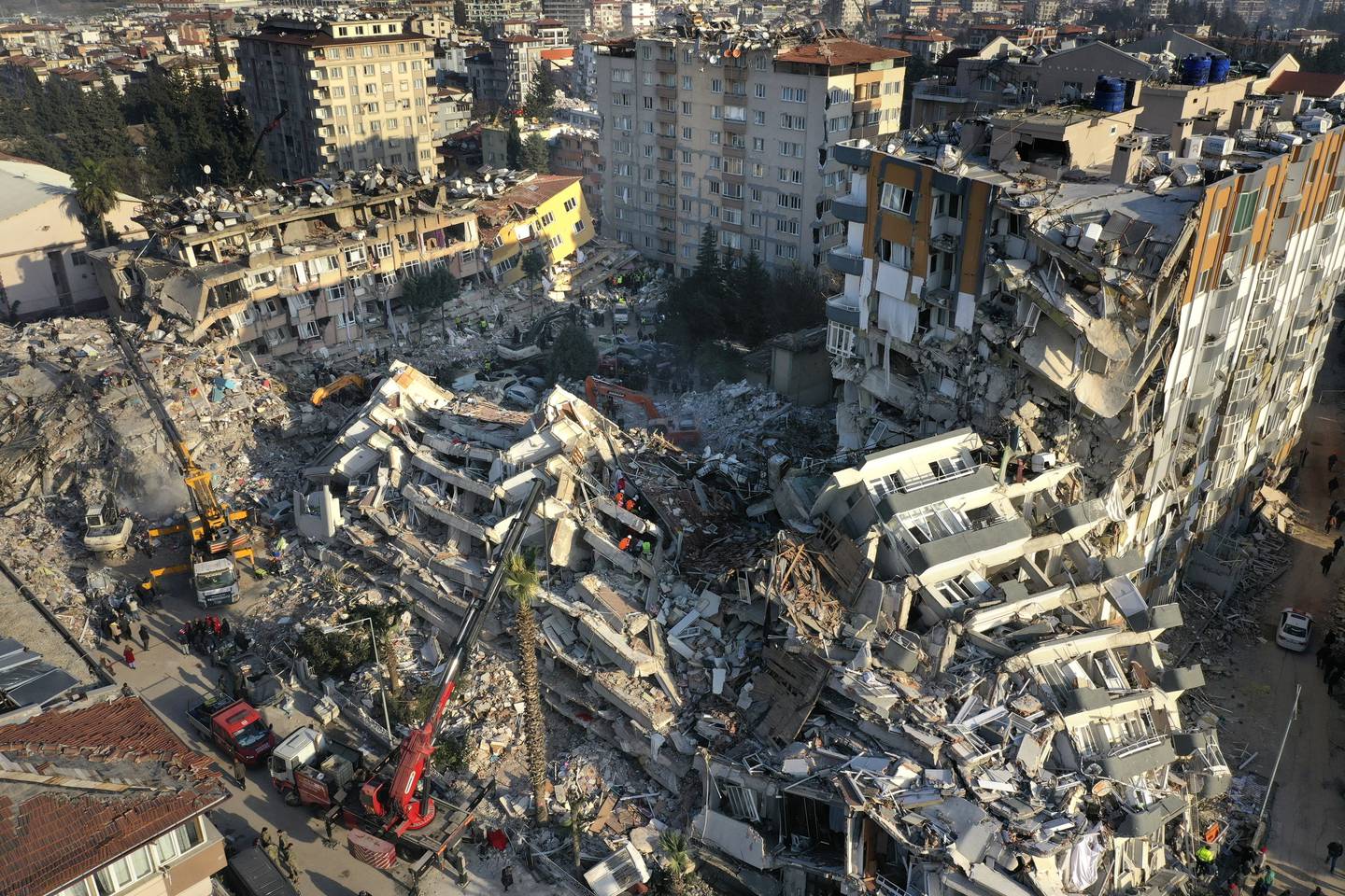 Dette bildet fra 10. februar viser noen av ødeleggelsene i den tyrkiske byen Antakya etter jordskjelvet for to uker siden. Mandag ble grenseområdene i Tyrkia og Syria rystet av et nytt kraftig jordskjelv. Foto: AP / NTB