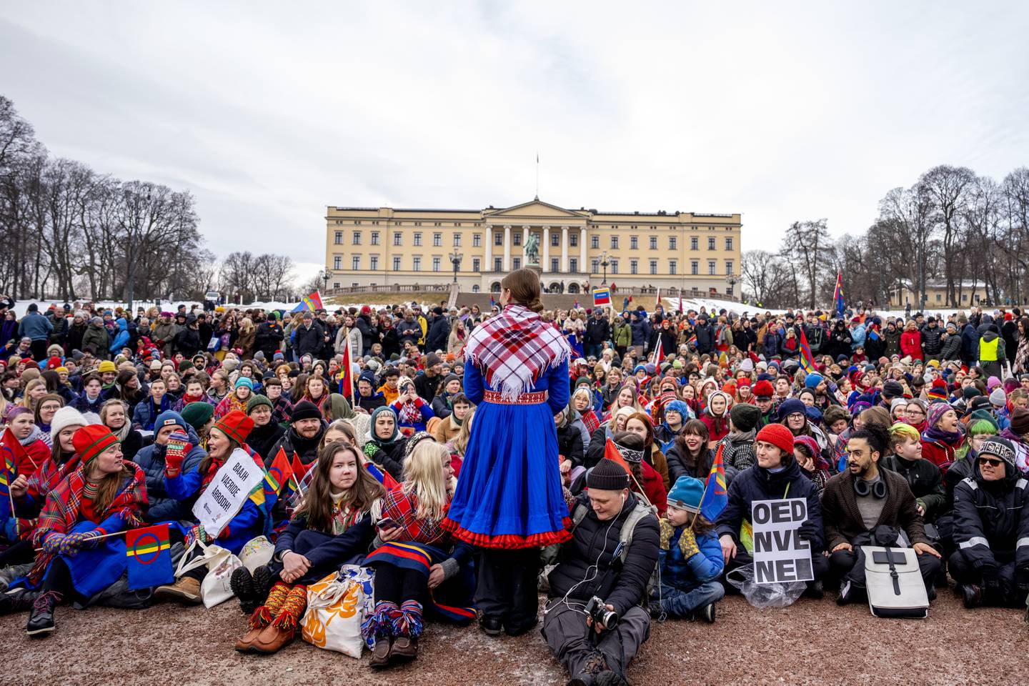 Aksjonistene som i over en uke har protesterte i Oslo mot vindturbinene på Fosen, avsluttet fredag forrige uke aksjonen med en markering foran Slottet. I etterkant har trusler og hets ramlet inn.
Foto: Javad Parsa / NTB