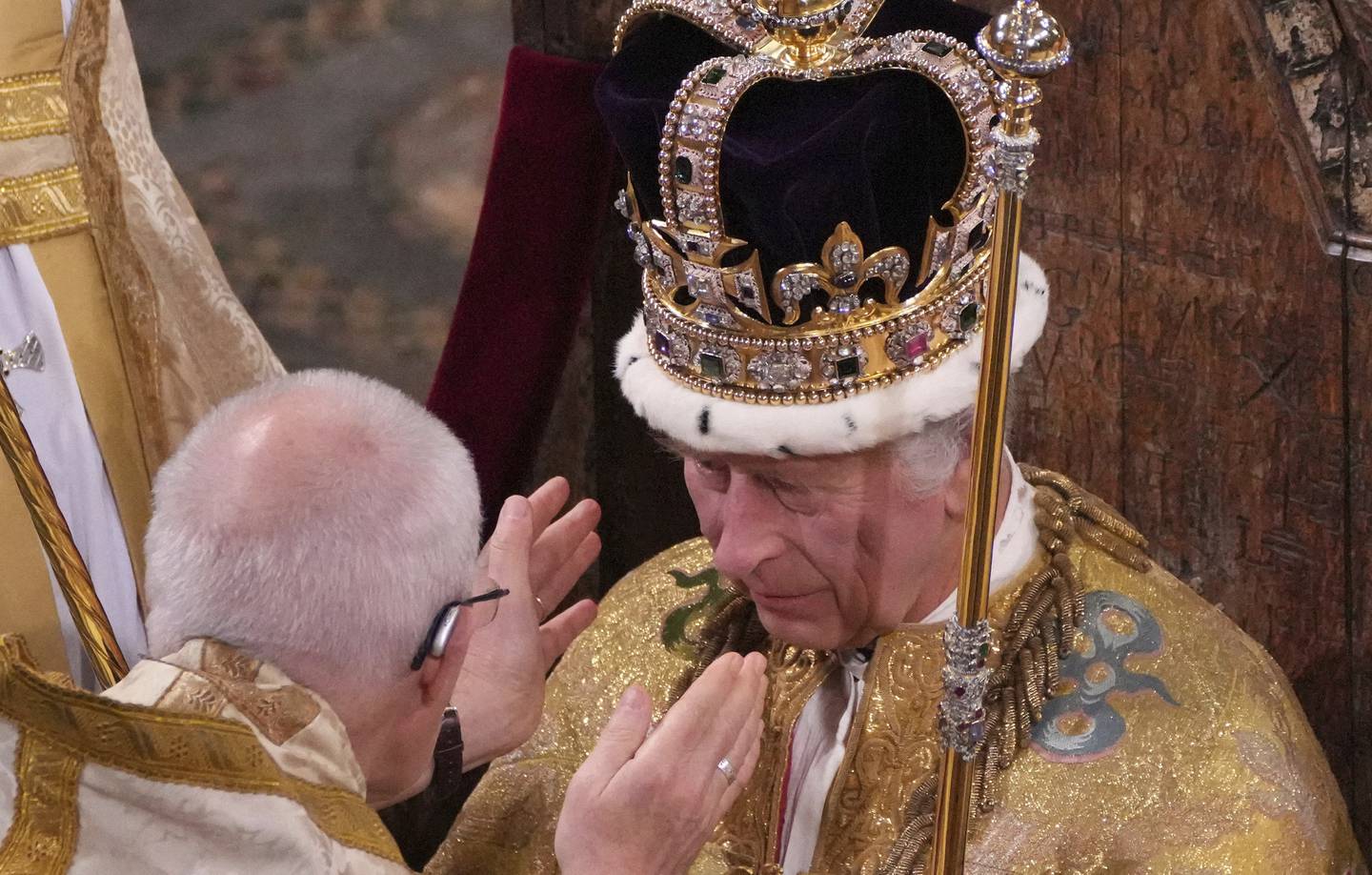 Kong Charles får St. Edwards-krone plassert på hodet av erkebiskopen av Canterbury i Westminster Abbey.
Foto: Aaron Chown / AP / NTB