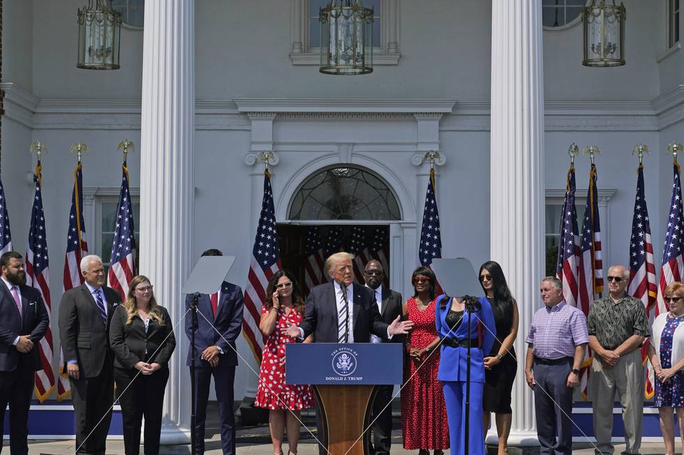 POLITISK TEATER: Trump taler på en av sine golfcluber. Kulissen ligner på det Hvite Hus.