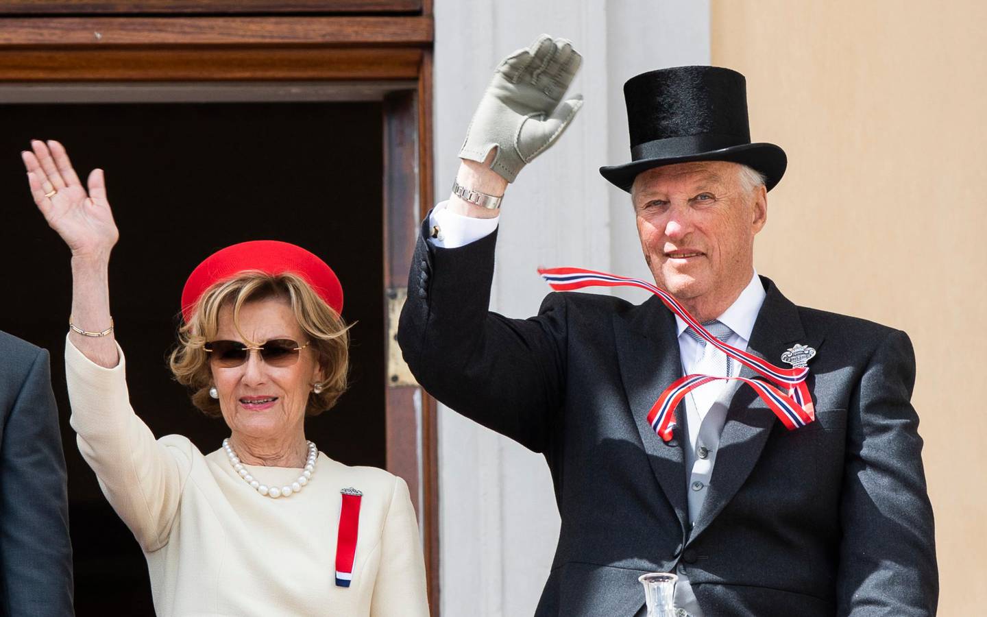 OSLO  20190517.
Barnetoget går forbi Slottet hvor dronning Sonja og kong Harald vinker fra slottsbalkongen 17. mai.
Foto: Berit Roald / NTB scanpix