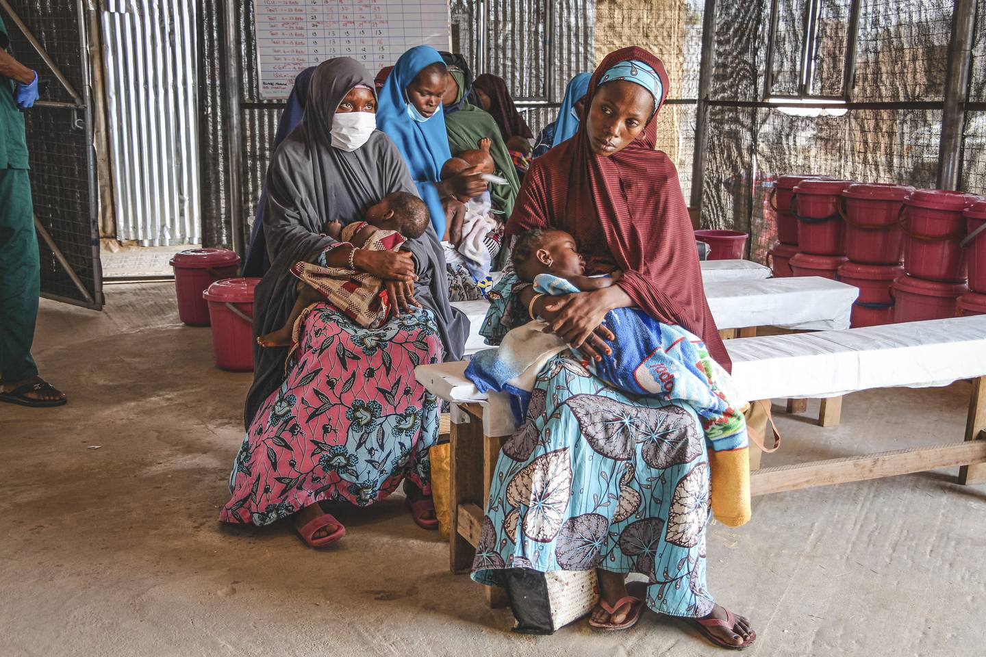 En mor med et feilernært barn i Maidururi, Nigeria. Matprisene har ført fattigdomsraten opp til 40 prosent i området. Foto: Nasir Ghafoor / Leger Uten Grenser / AP / NTB
