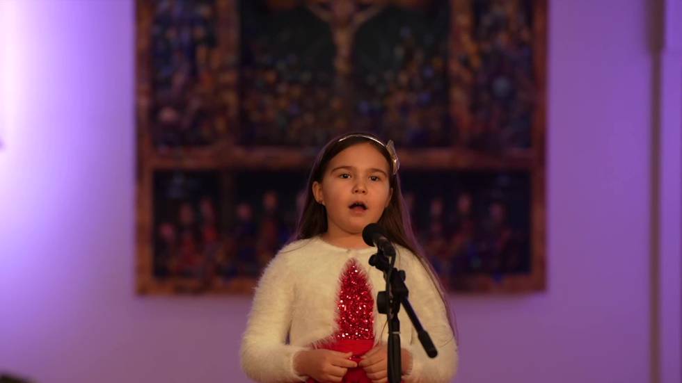 SANG: Leah (8) synger sin personlige julehilsen i Fridalen kirke. Dirigenten sørget for innspilling for alle barna i koret, da nok en konsert ble koronaavlyst.