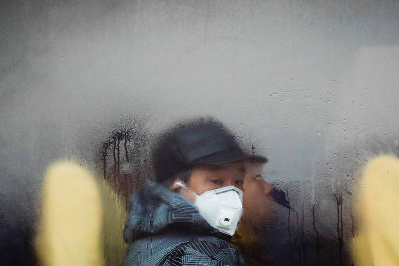 Denne busspassasjeren i Beijing bærer luftmaske, som er blitt «standardplagg» for mange kinesere i stert forurensede områder.