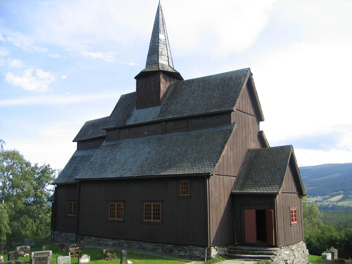 Mange menigheter rundt omkring i landet sender nå gudstjeneste nett. Blant annet Høre stavkirke i Valdres.