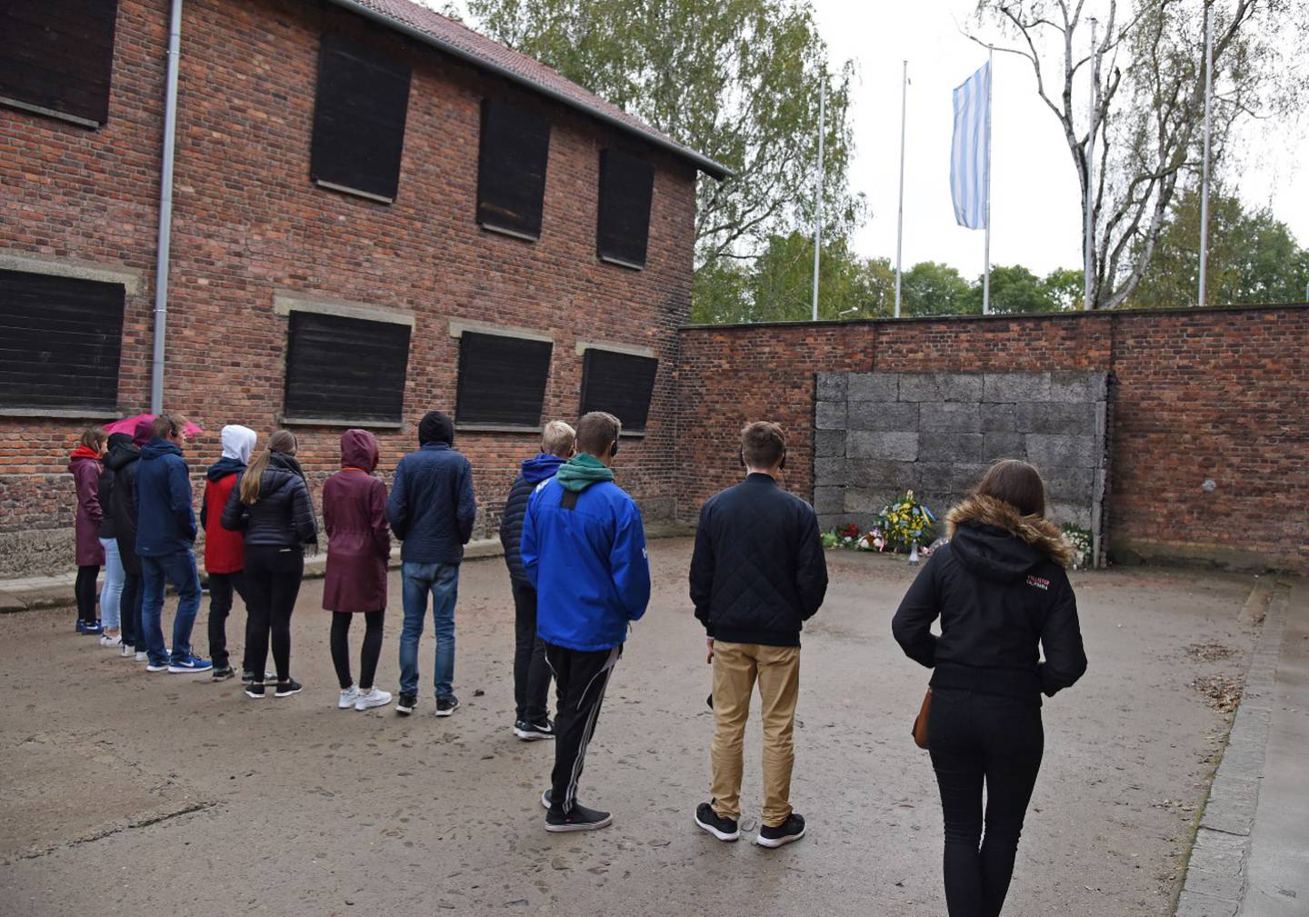 Bildet er fra en av Hvite Bussers turer til Auschwitz med ungdomsskoleelever.
