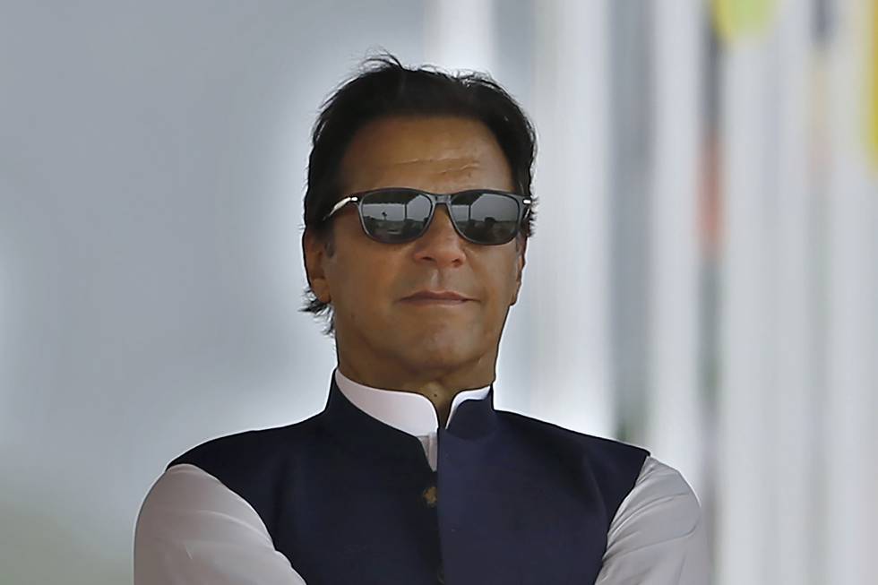 Pakistans statsminister Imran Khan deltar på en militærparade 23. mars 2022. Foto: Anjum Naveed / AP / NTB