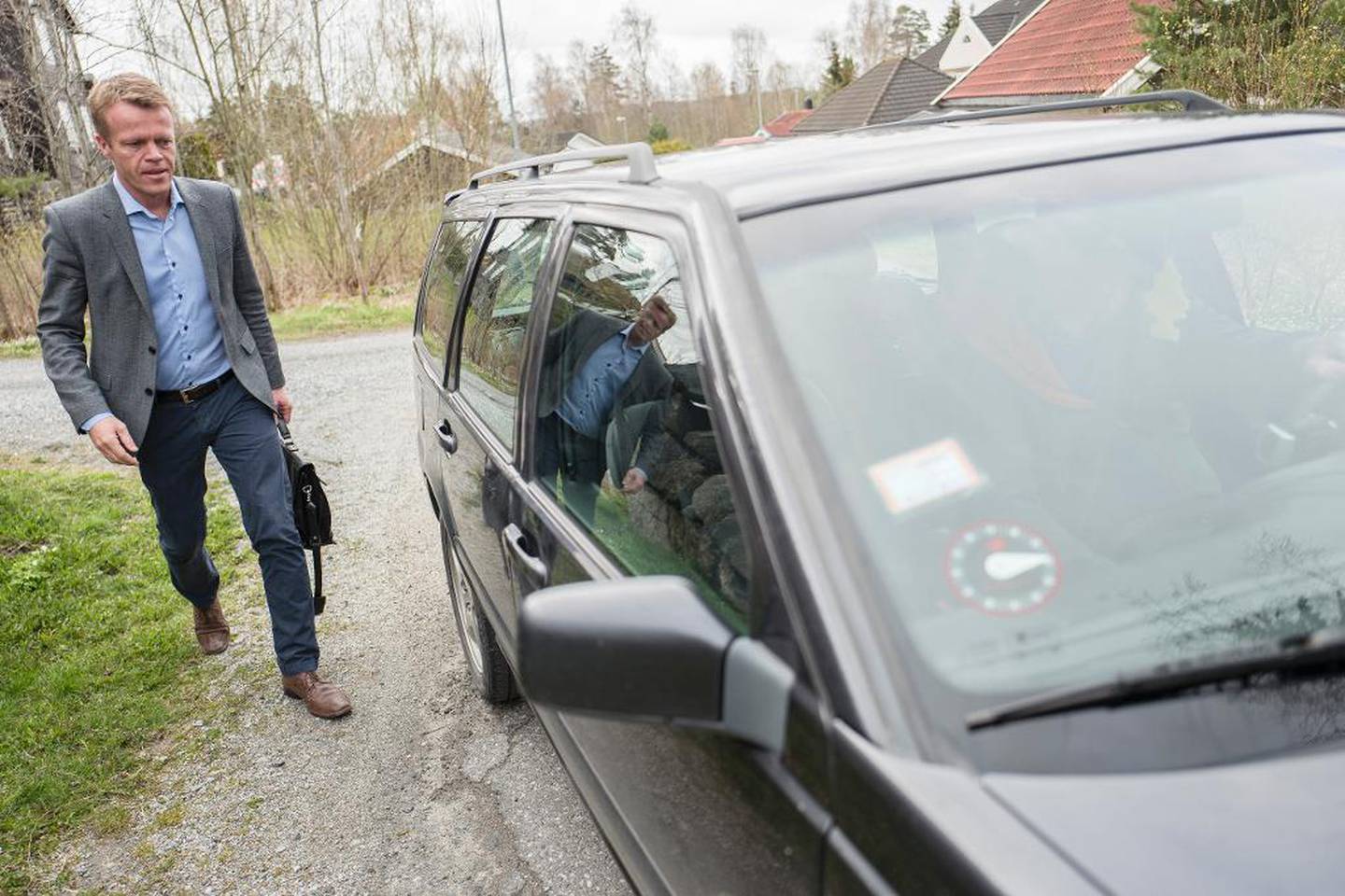 VOLVO:  Øyvind  Åsland  blir plukket opp i Espen  Ottosens eldre Volvo. Selv fore-trekker  general-sekretæren franske biler.