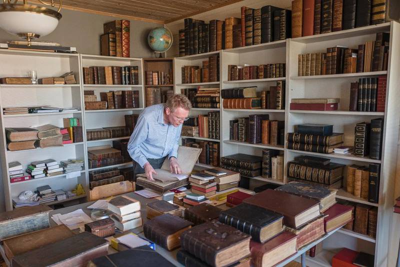 Hjemme på gården på Lørenskog har Rune Arnhoff gjort om gjesterommet til bibelkontor. Her registrerer han og kategoriserer biblene i samlingen. Planen er å åpne Nordisk bibelmuseum om ett år.