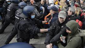 Sammenstøt mellom politi og koronademonstranter i Tyskland