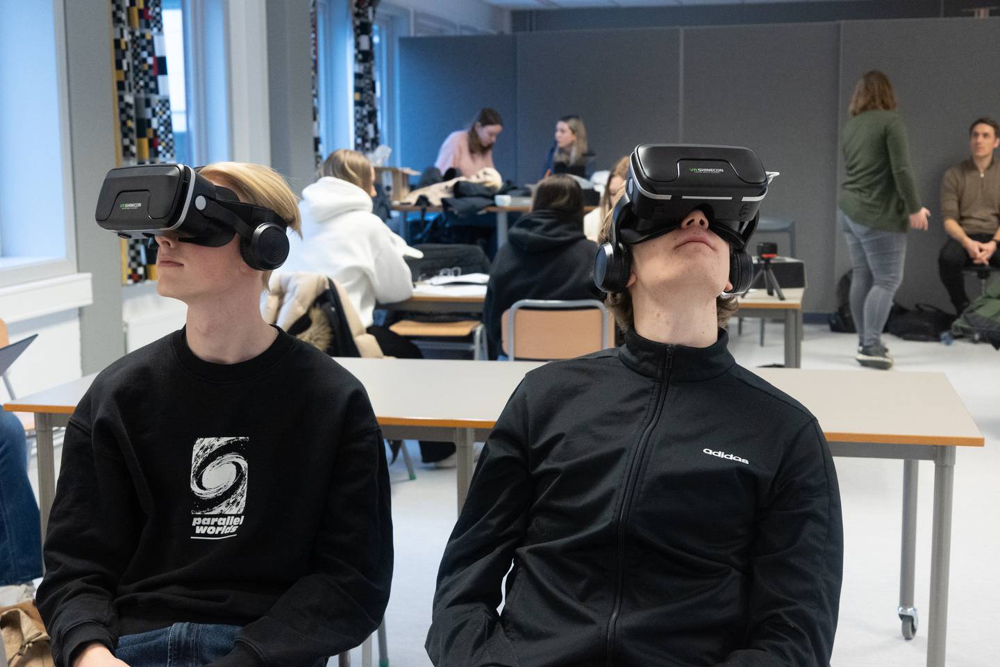 Klassekameratene Sebastian Helgesen Andersen (t.v.) og Sebastian Larsen utforsker synagogen i Oslo gjennom VR-brillene.
