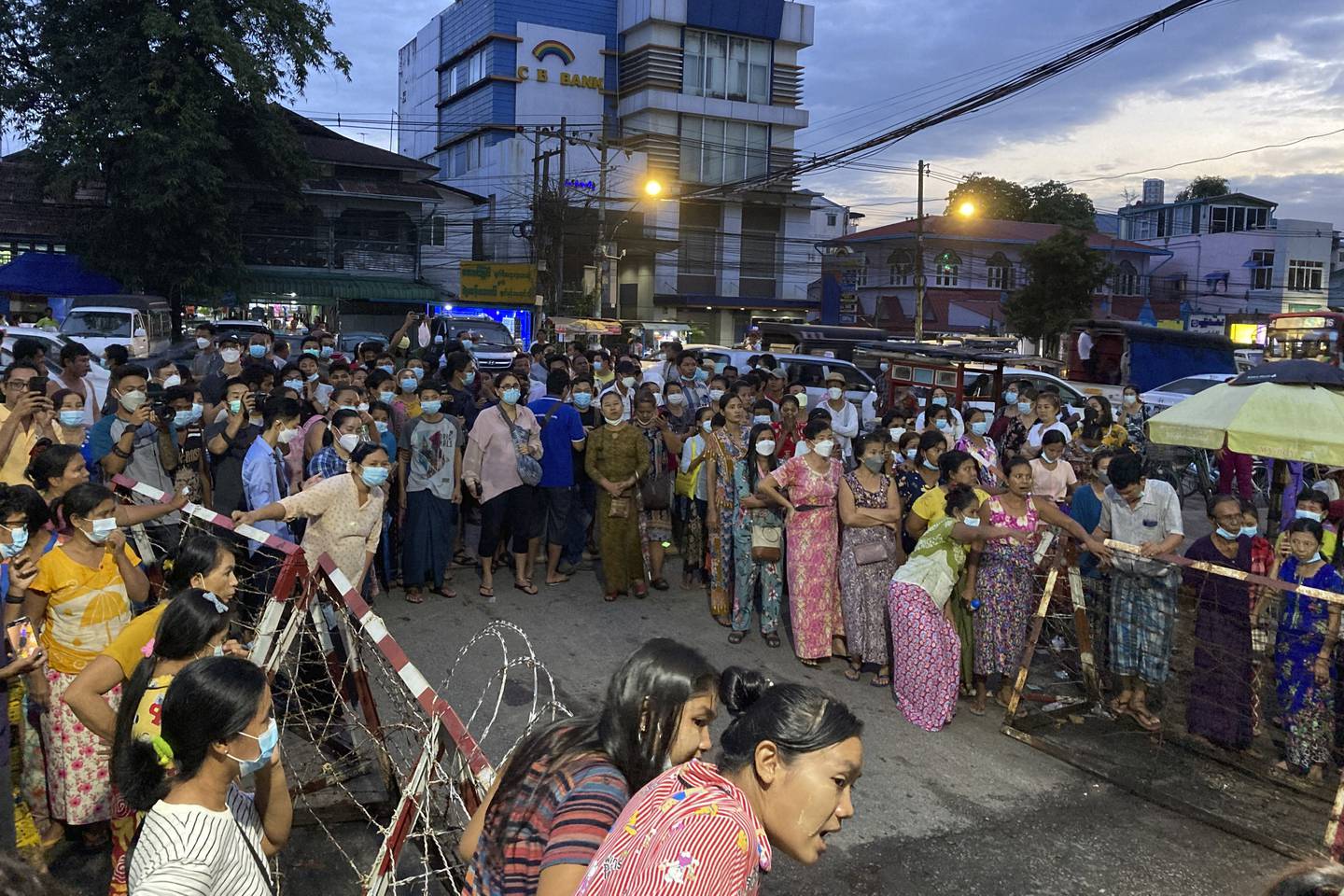 Spente familiemedlemmer tok oppstilling utenfor det fryktede Insein-fengselet i Yangon mandag kveld, etter at militærjuntaen i landet kunngjorde at over 5.000 fengslede demonstranter ville bli løslatt. Foto: AP / NTB