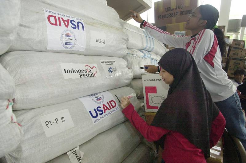 Det amerikanske bistandsdirektoratet USAID risikerer store kutt i sine bistandsprogrammer hvis Trump-administrasjonen får det som den vil. Her blir amerikansk nødhjelp delt ut i Indonesia etter tsunamien i 2005.