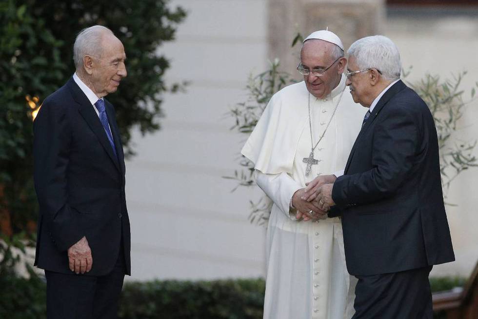 Pave Frans tok imot Israels president Shimon Peres og palestinernes president Mahmoud Abbas i Vatikanet søndag. 