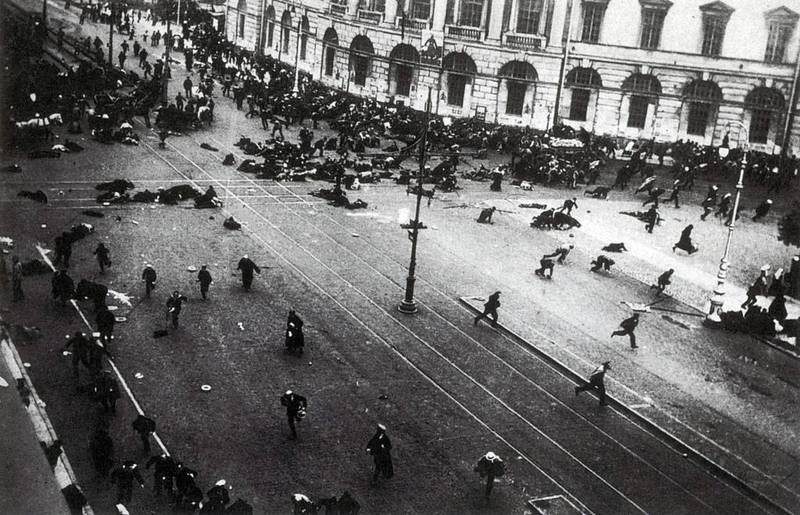 4. juli 1917 ble gatedemonstranter møtt med ild fra soldater på Nevsky Prospect og Sadovava-gaten i Petrograd, dagens St. Petersburg. Drøye fire måneder senere gjennomførte bolsjevikene Oktoberrevolusjonen i samme by.