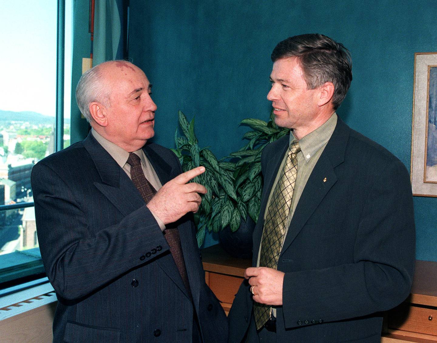 Mikhail Gorbatsjov (til venstre) på statsminister Kjell Magne Bondeviks kontor i 1998. Foto: Bjørn Sigurdsøn / NTB