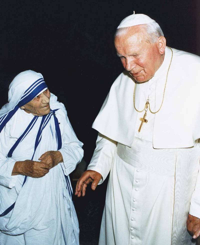 Daværende pave Johannes Paul 2 snakker med Mor Teresa før en privat audiens i Vatikanet. Året er 1997. Nonnen døde senere samme år. 