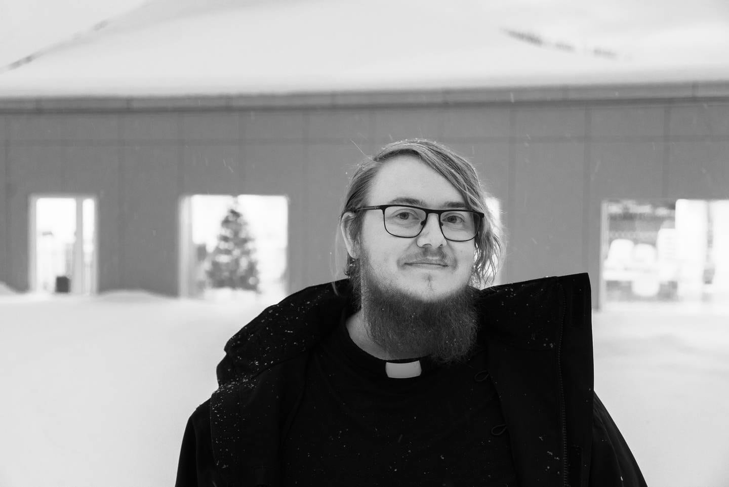 Alex Ramstad Døsvik er den første åpne, ikke-binære presten som ordineres i Den norske kirke