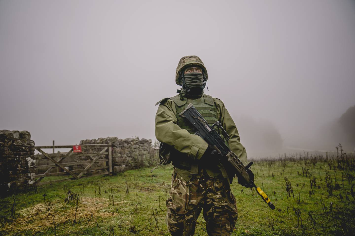 Den ukrainske soldaten šMcGregorš jobber egentlig med medier og kommunikasjon i Lviv. Nå forbereder han seg på å dra i krigen og får opplæring av norsk befal i Storbritannia. Foto: Stian Lysberg Solum / NTB