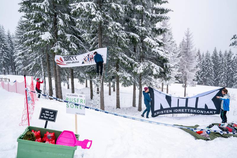 I år får Holmenkollen skifestival, som arrangerer rennet, hjelp til å lage eit alkoholfritt tilbod av idrettsorganisasjonane KRIK og Idrett Uten Alkohol.Åsmund Kleivenes, prosjektleiar for Idrett Uten Alkohol.FrivilligJacob Fredrik ØsthasselIDRETTSPREST OG PROGRAMANSVARLIGBjørnulf Tveit BenestadLEIR- OG LEDERUTVIKLINGSANSVARLIGHans Petter Berge Hammersmark