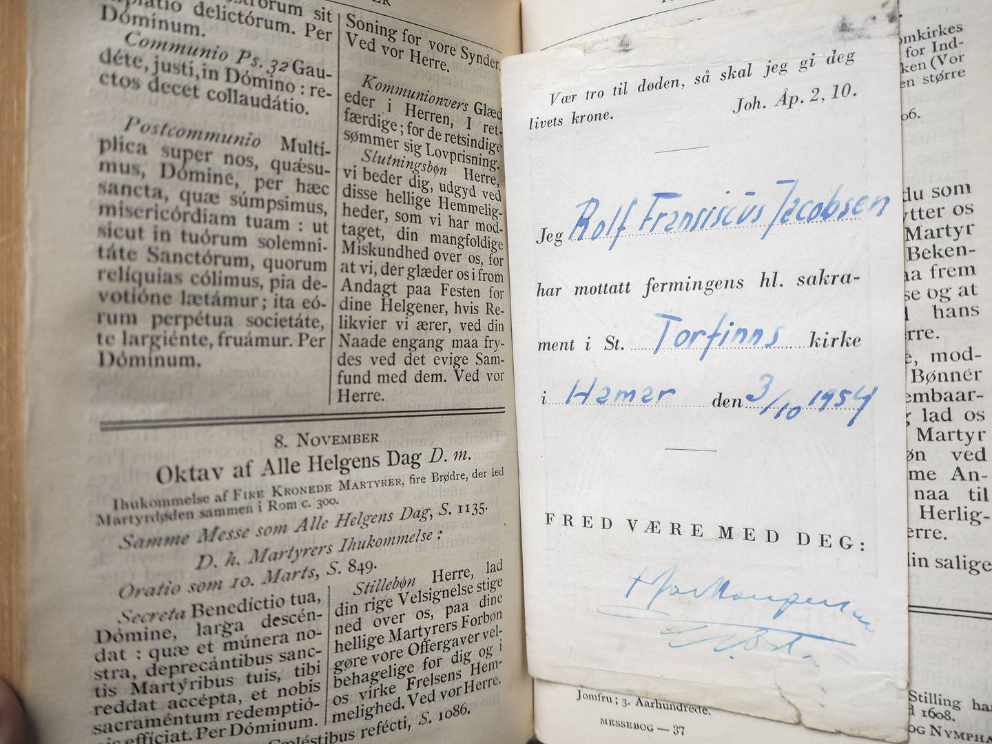 Rolf Jacobsens utgave av Det nye testamentet og messebok. I 
messeboken ligger to pressede firkløvere.