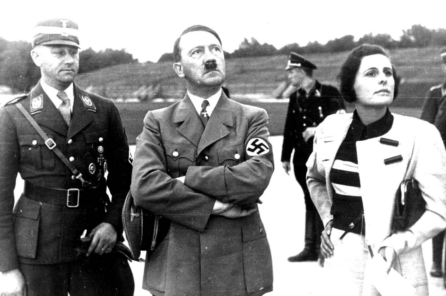 
Den omstridte tyske fotografen og filmskaperen Leni Riefenstahl (96) er igjen aktuell med utstilling. Her med hennes største beundrer, Adolf Hitler.  (Foto: NTB Pluss arkiv).    KUN S/H
