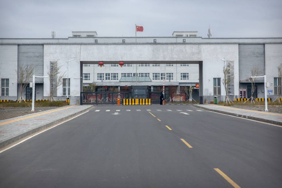 Porten til forvaringssenter nr. 3 i Dabancheng i uigurenes autonome region vest i Kina.
Foto: AP / NTB