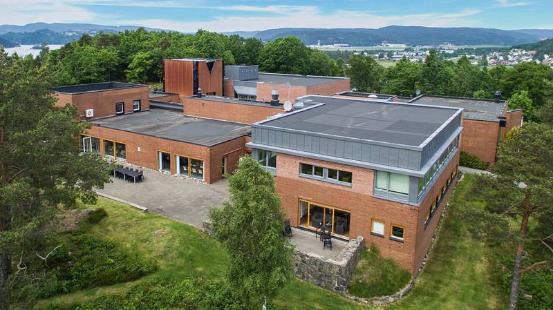 Ansgarskolen ligger på Hånes øst for Kristiansand og har en tomt der det er mulig å bygge ut i takt med økende plassbehov.