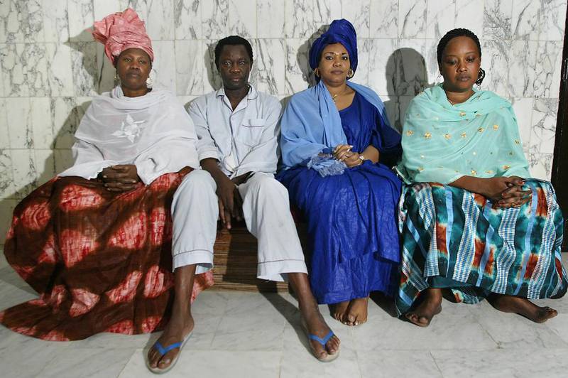 Flerkoneri er fortsatt en sterk tradisjon i Vest-Afrika. Ibrahima Sene fra Senegal er gift med Mame Seye (til venstre), Khady og Aida (til høyre).