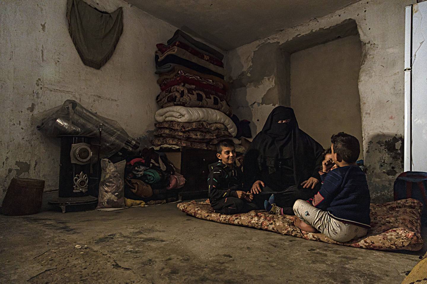 BLIR IKKE GODTATT: Marwa Ahmad sitter sammen med barna sine i en nedslitt leilighet i Raqqa i Syria. Hun er blant flere tusen enker og koner til IS-militante som enten er døde eller pågrepet. Tilbake i det syriske samfunnet sliter alenemoren og barna med å bli godtatt.