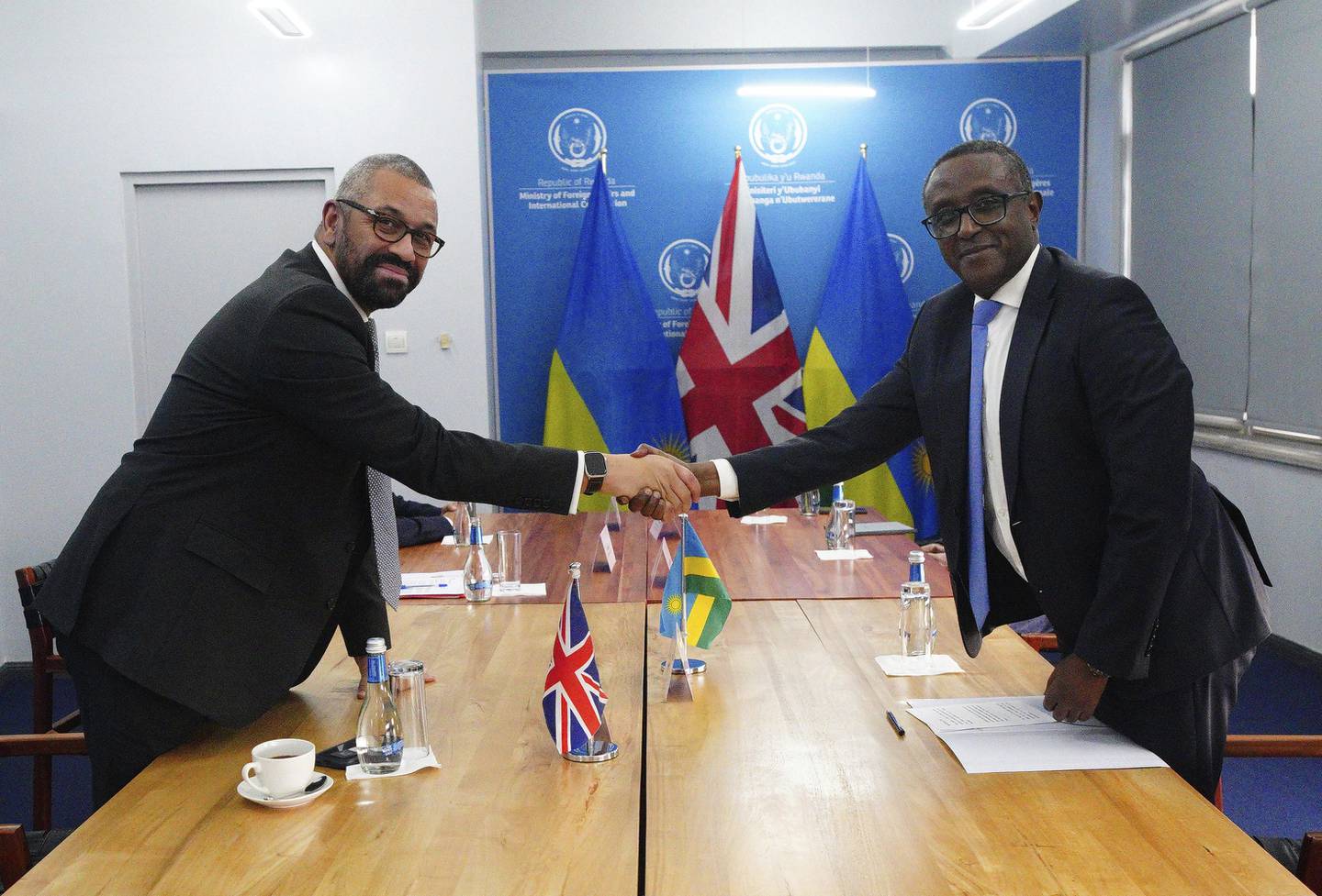 Innenriksminister James Cleverly og Rwandas utenriksminister Vincent Biruta etter undertegningen av ny asylavtale. Foto: Ben Birchall/PA Wire via AP / NTB