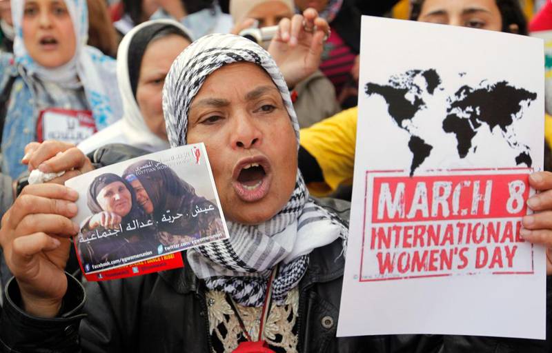 I muslimske land er aktivistene og feministene opptatt av rettigheter knyttet til flerkoneri. I Europa bryr de seg ikke om disse problemstillingene i like stor grad, sier  Marianne Bøe. En egyptisk kvinne bruker kvinnedagen til å demonstrere med slagordet «brød, frihet og sosial rettferdighet».