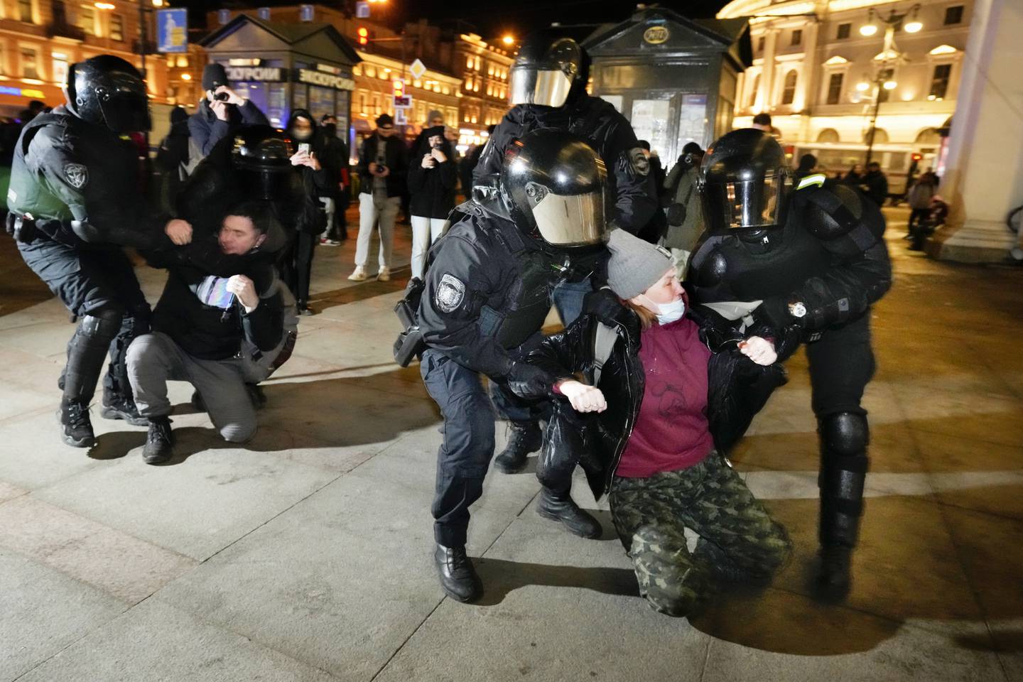 Politiet har den siste tiden slått hardere ned på antikrigsdemonstrasjoner i Russland, ifølge organisasjonen OVD. Her fra en demonstrasjon i Moskva 24. februar. Arkivfoto: Dmitrij Lovetskij / AP / NTB