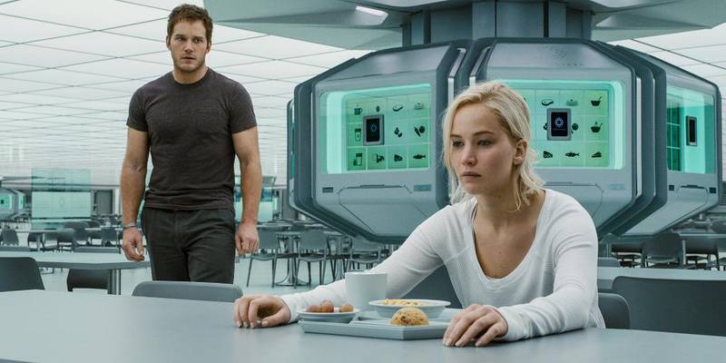 «Lost in space»: Jim (Chris Pratt) og Aurora (Jennifer Lawrence) er dei einaste vakne menneska på romskipet Avalon. Vil dei finne kjærleiken, og vil kjærleiken tole sanninga? Morten Tyldums  gir mykje å gle seg over, men bommar også på viktige punkt, meiner vår meldar.