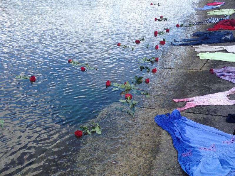 Rosene ligg strødd i havet utanfor operaen i Oslo fredag, etter minnemarkeringa for båtflyktningar som har mista livet på veg til Europa. 