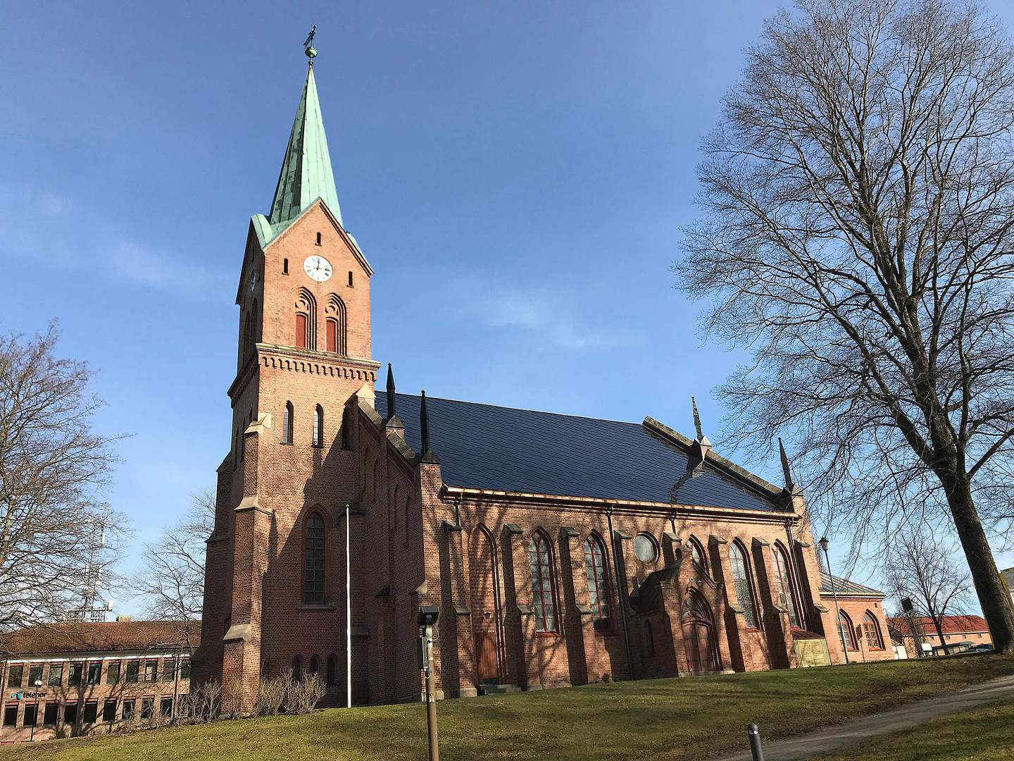 Sarpsborg kirke med nytt solcelletak.