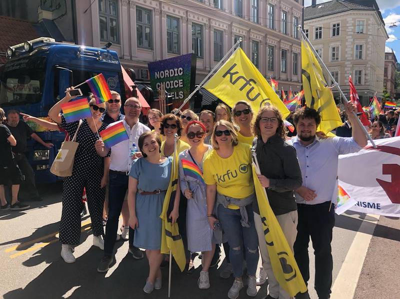 I alt 20 personar deltok i Pride-paraden frå KrF og KrFU. Vi ser mellom andre kommunikasjonssjef i KrF Mona Høvset, stortingsrepresentant Geir Jørgen Bekkevold, KrFU-leiar Martine Tønnesen og KrFU-nestleiar Edel-Marie Haukland.
