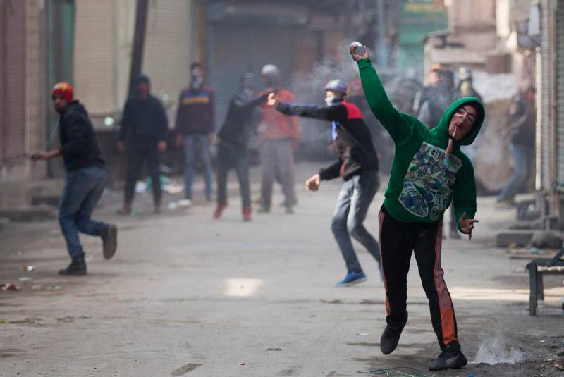 Muslimer kaster steiner på politiet i det indiskkontrollerte Kashmir. – De som slipper løs raseriet og klikker fra tid til annen, har større sjanse til å overleve hjerteinfarkt enn de som stadig ­undertrykker det, påpeker Ida Gilbert.