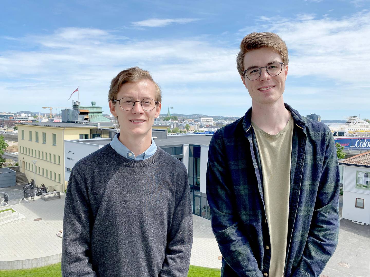 Martin Stuestøl Stomnås (22) og Steffen Birkeland (24) står bak Facebook-siden Teologitavla. Her vil de gjøre tung teologi lett forståelig for unge.