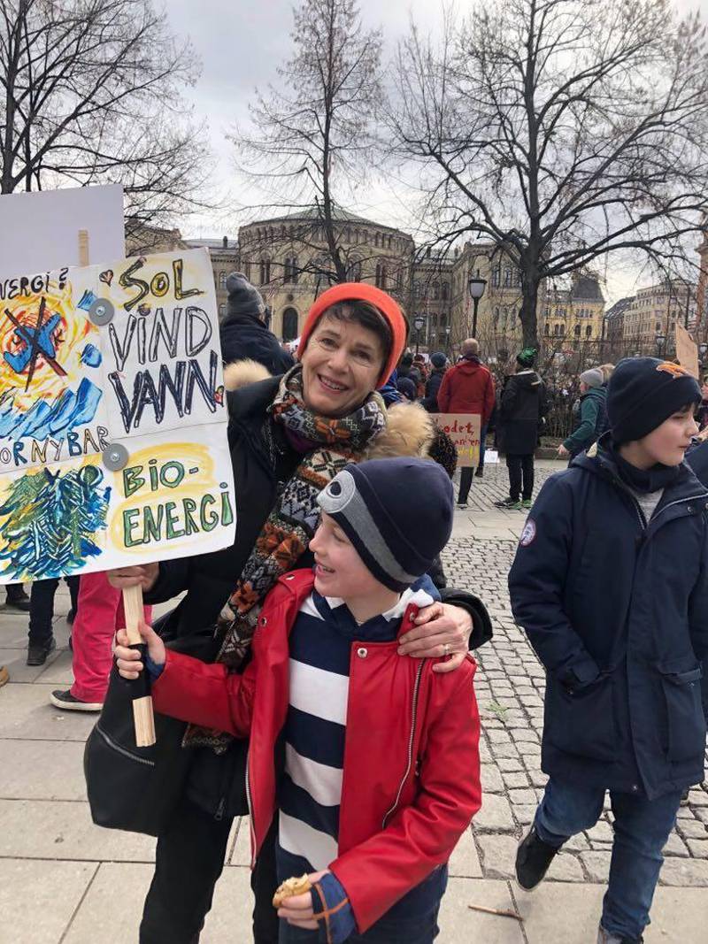 Mormor og klimaaktivist Elisabeth B. Breen er bekymret for hvor mange snødekte vintre hennes barnebarn får oppleve. Her er hun sammen med ett av dem på skolestreik for klima.