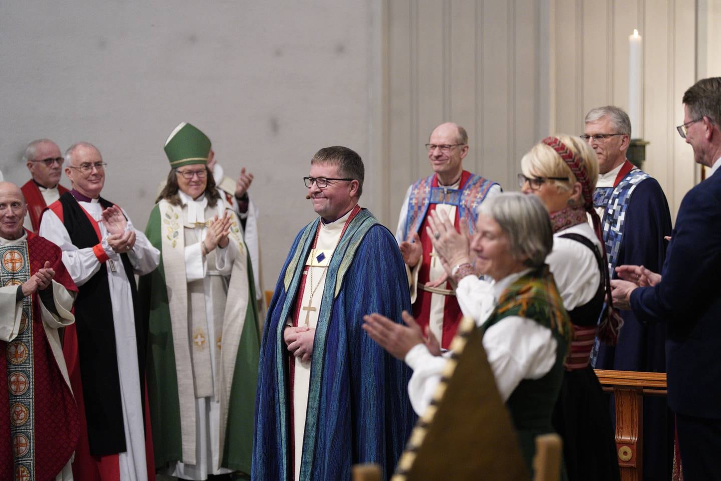 Forsamlingen under gudstjenesten i Bodø domkirke møtte Svein Valle med applaus etter at han fikk bispekorset hengt rundt halsen og var vigslet til biskop i Sør-Hålogaland bispedømme.
Foto: David Engmo / NTB