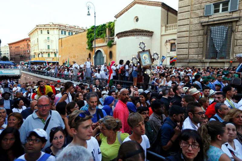 Seremonien fant sted foran titusener av frammøtte på Petersplassen i Roma søndag formiddag.