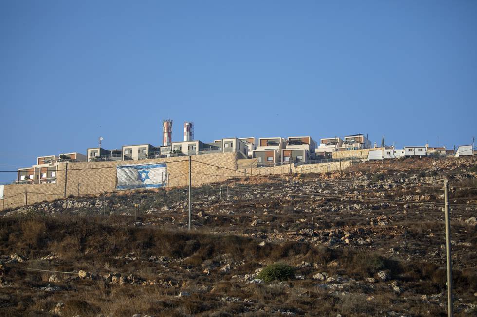 MERKING: Regjeringen vil merke varer produsert på okkupert land. Bildet viser muren rundt bosettingen Migdalim på Vestbredden nært Nablus.