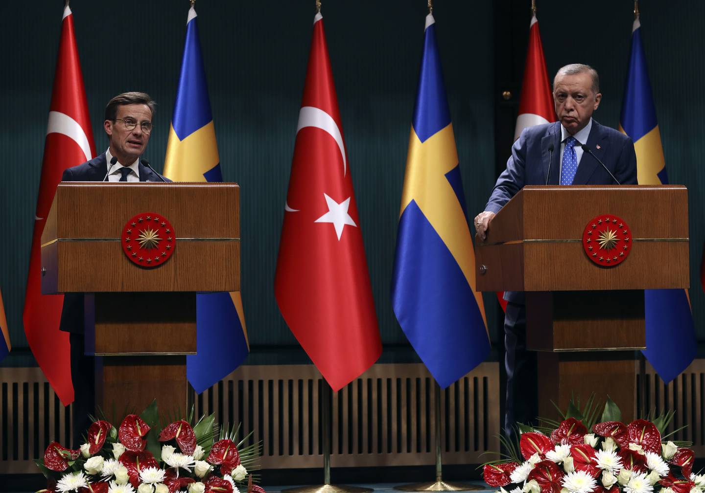 Sveriges statsminister Ulf Kristersson (t.v.) og Tyrkias president Recep Tayyip Erdogan (t.h.) hadde tirsdag et møte om svensk Nato-medlemskap i presidentpalasset i Ankara. Foto: Burhan Ozbilici / AP / NTB