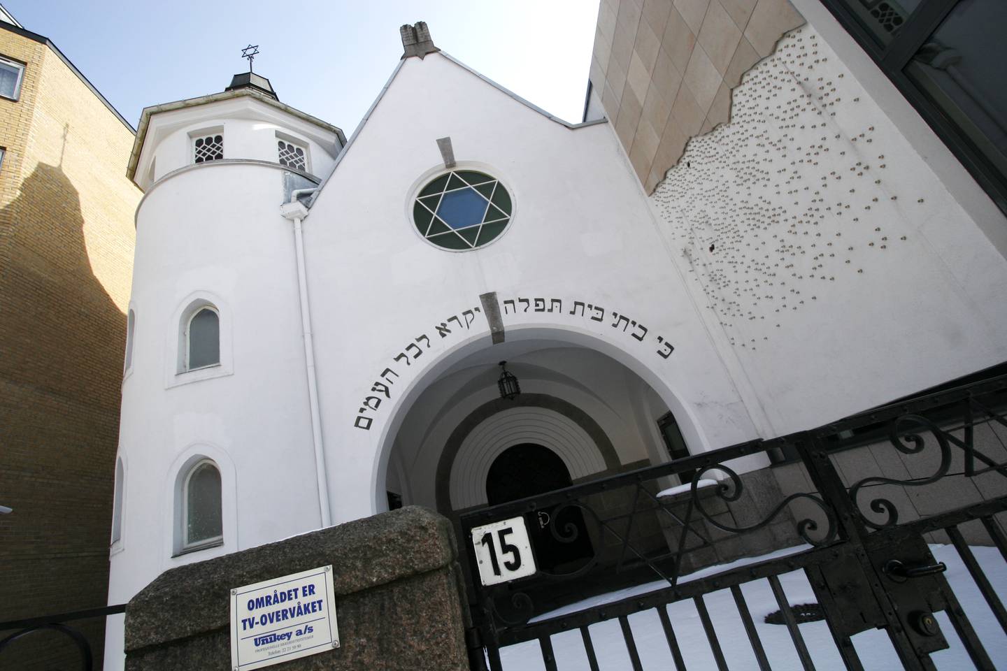 Politiet setter inn ekstra sikkerhet rundt jødiske samlingspunkt i Oslo, blant annet ved synagogen i Bergstien. Foto: Jarl Fr. Erichsen / NTB